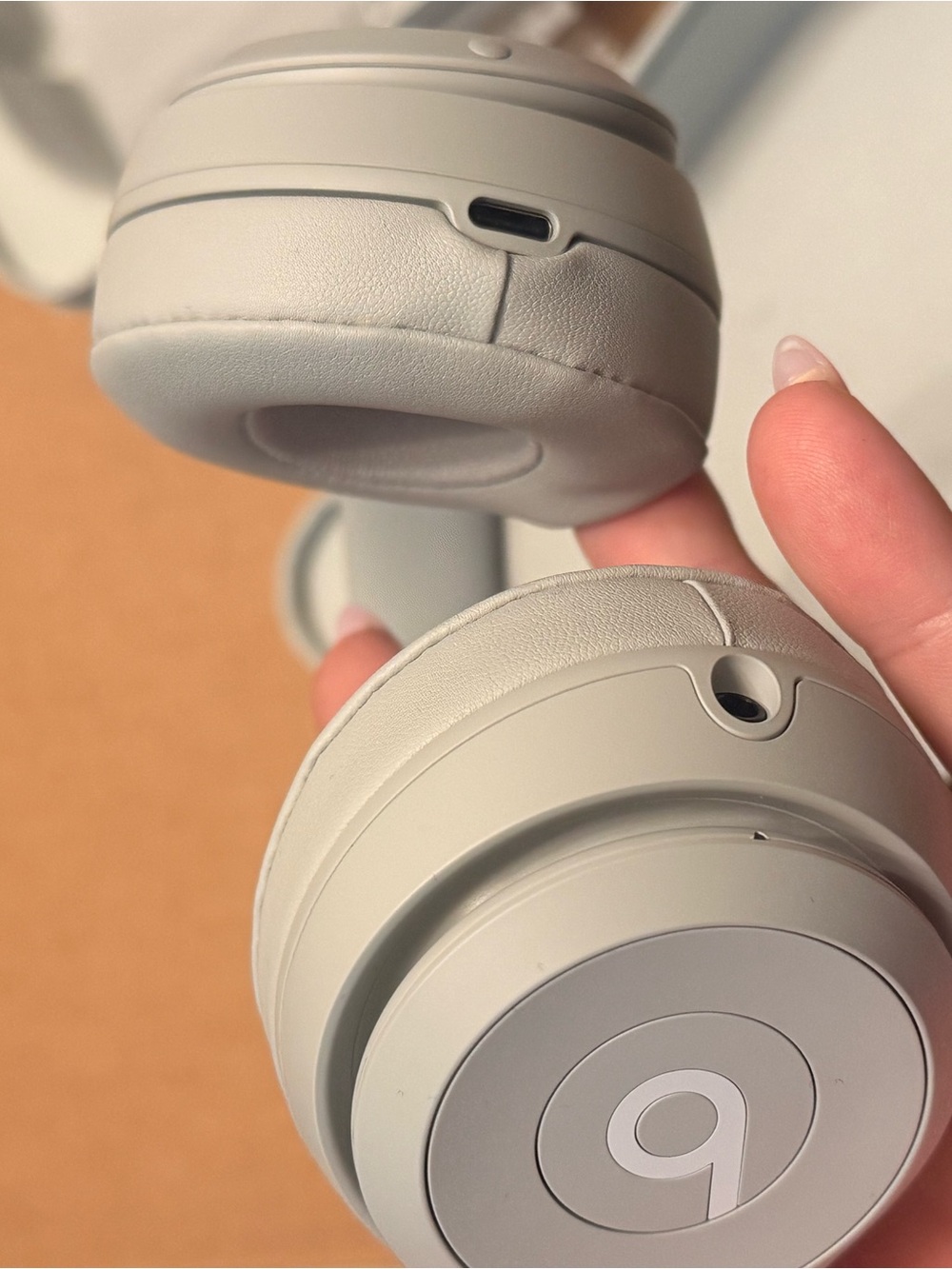 Beats by Dre Solo 4 On-Ear Headphones in Light Gray - Picture 4 of 10